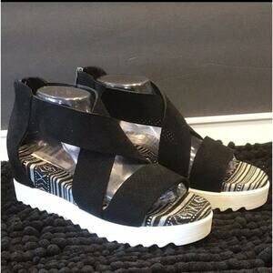 Very G Allie Platform Gladiator Sandals size 9.5 or 10, Black and White